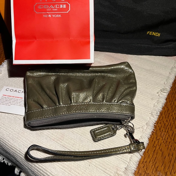 🎉!LIKE NEW🎊 Beautiful, Coach, shiny wristlet! - Picture 11 of 15